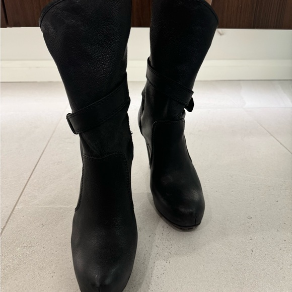 Vera Wang Lavendar label leather boots size 9 - Picture 2 of 3